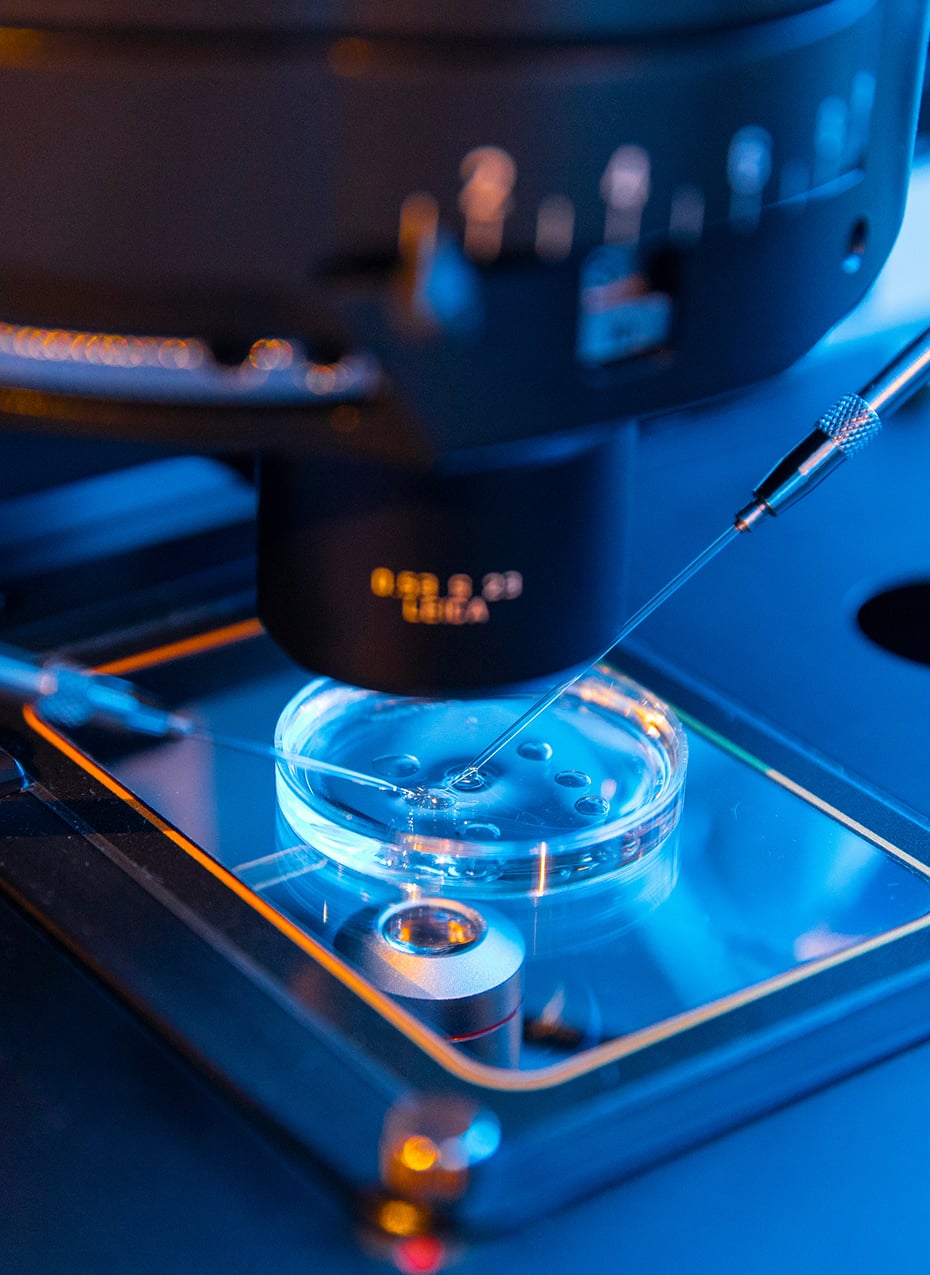Laboratory equipment analyzing clinical samples